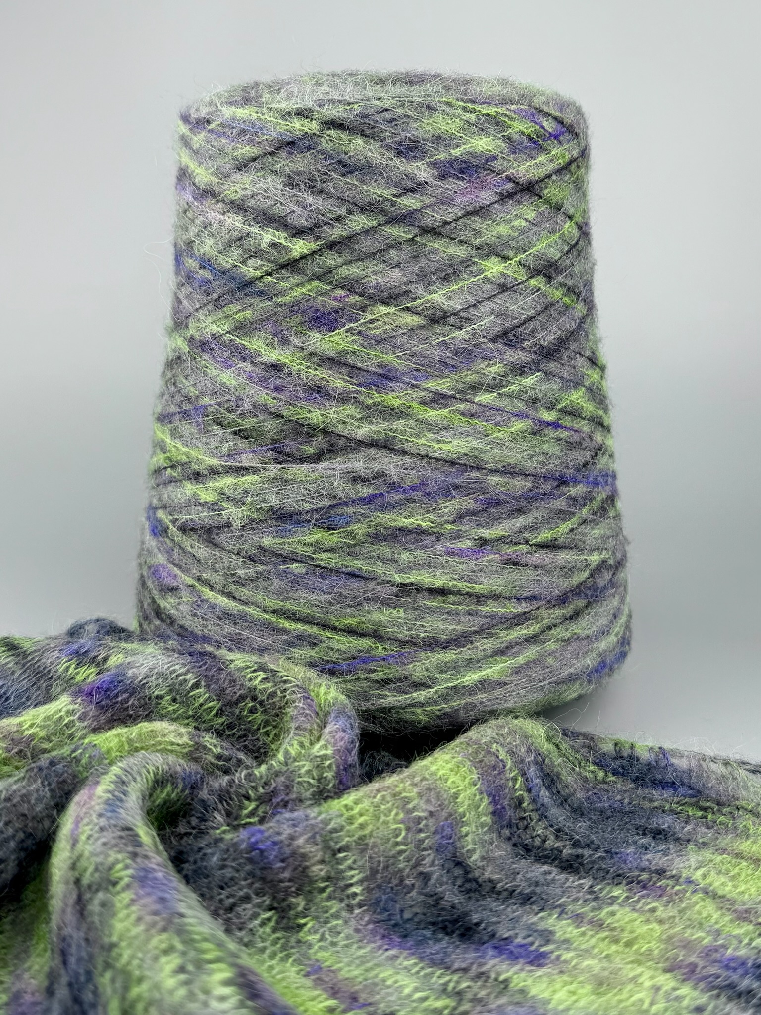 Zimpfer Wolle Selezione Art. Soriano Nm 1/15 – Garn aus Babyalpaka col. Grün, Violett und Dunkelgrau 04 foto 3